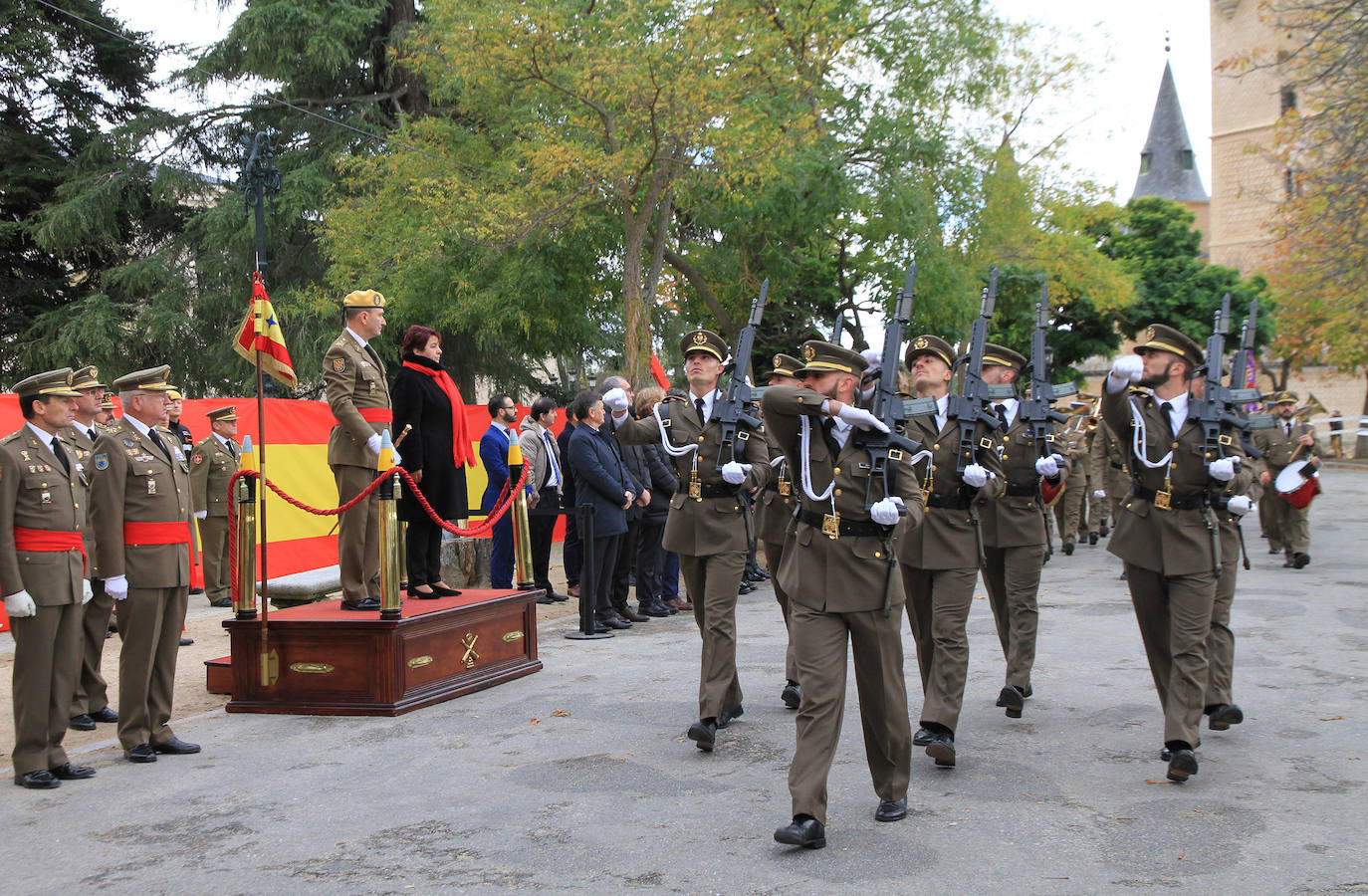 El jefe de la Unidad Militar de Emergencias preside el acto en el patio de Armas del Alcázar. 
