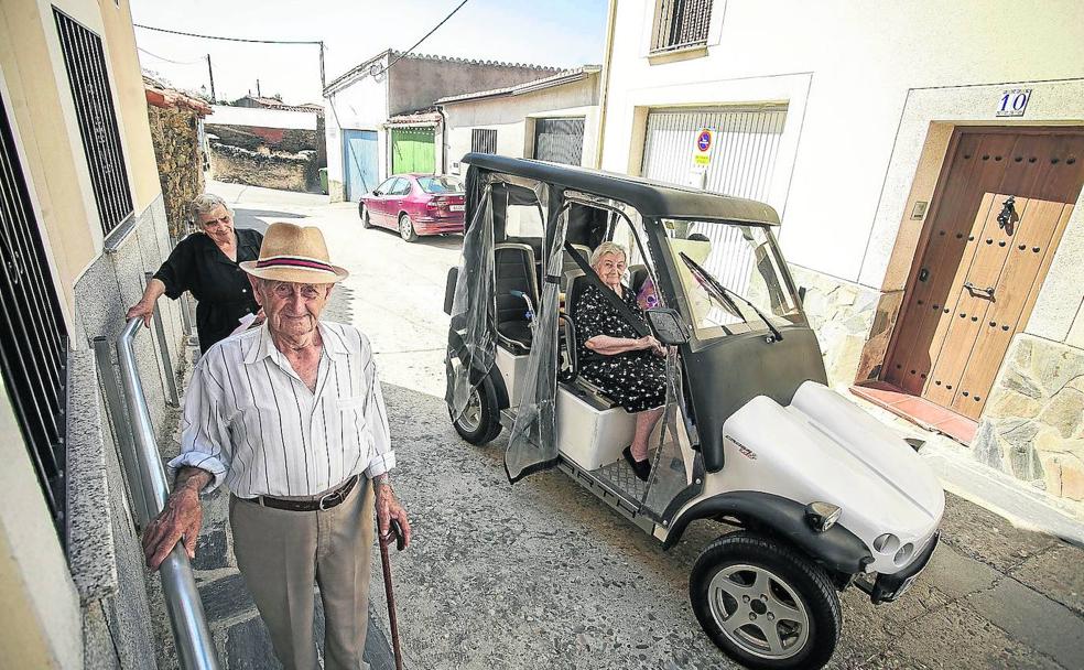 Los mayores de Pescueza tienen la ayuda de un coche eléctrico y de pasamanos instalados en las fachadas.