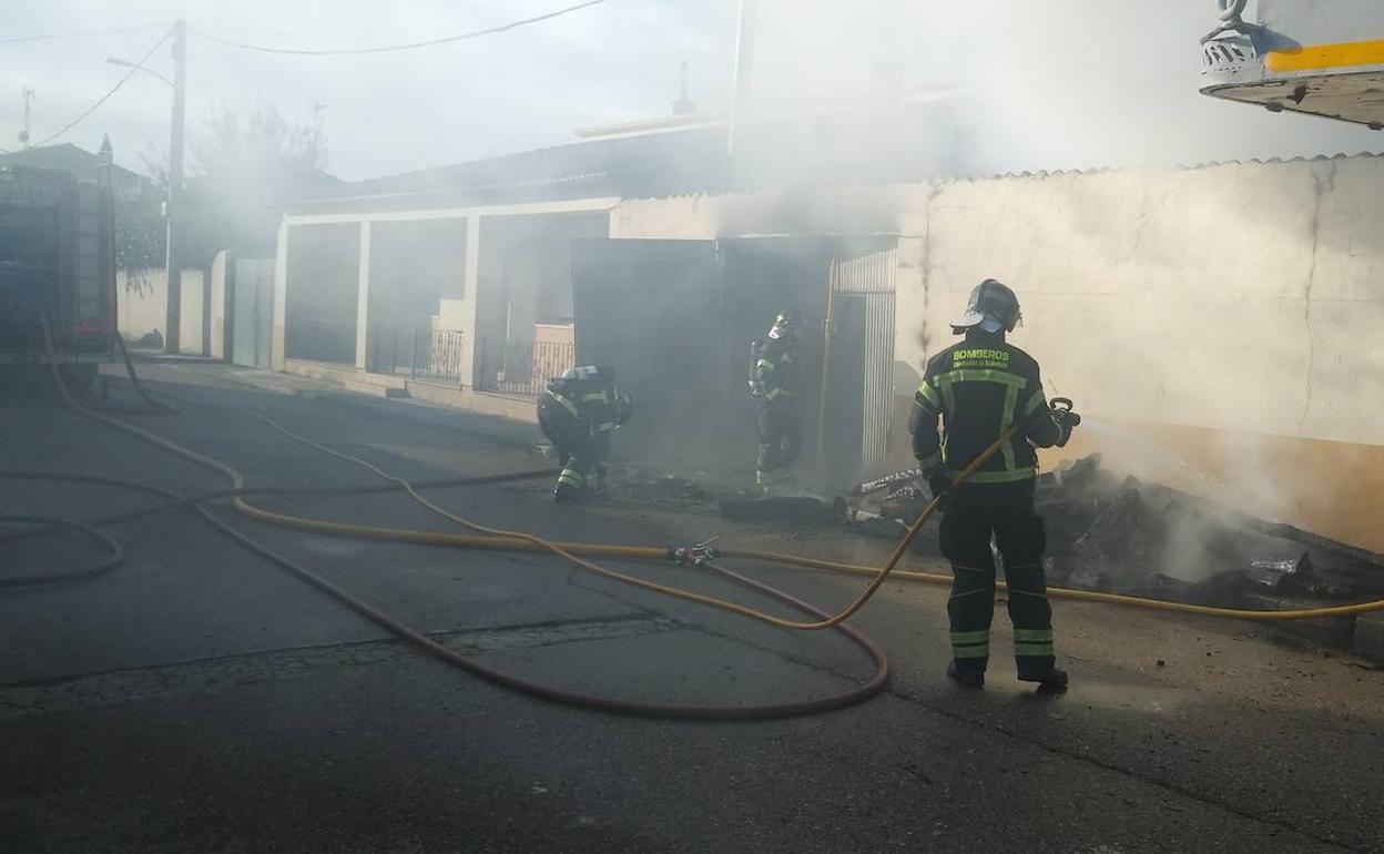 Los bomberos intervienen para sofocar el incendio.