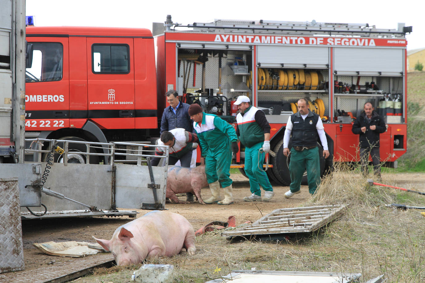 El camión quedó volcado en la cuneta de la rotonda.
