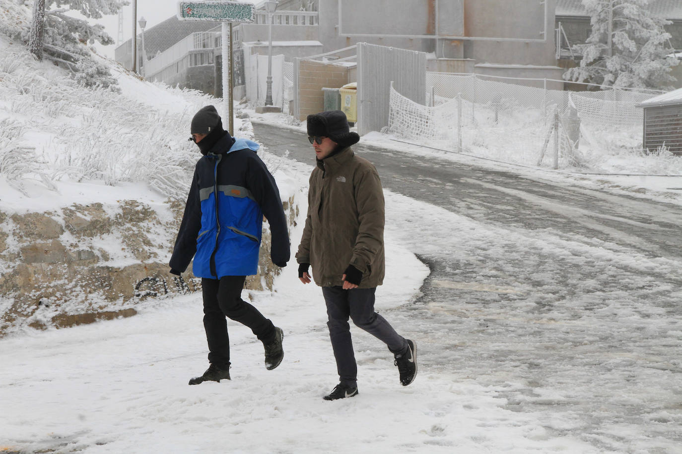 Niebla y nieve en el puerto de Navacerrada.