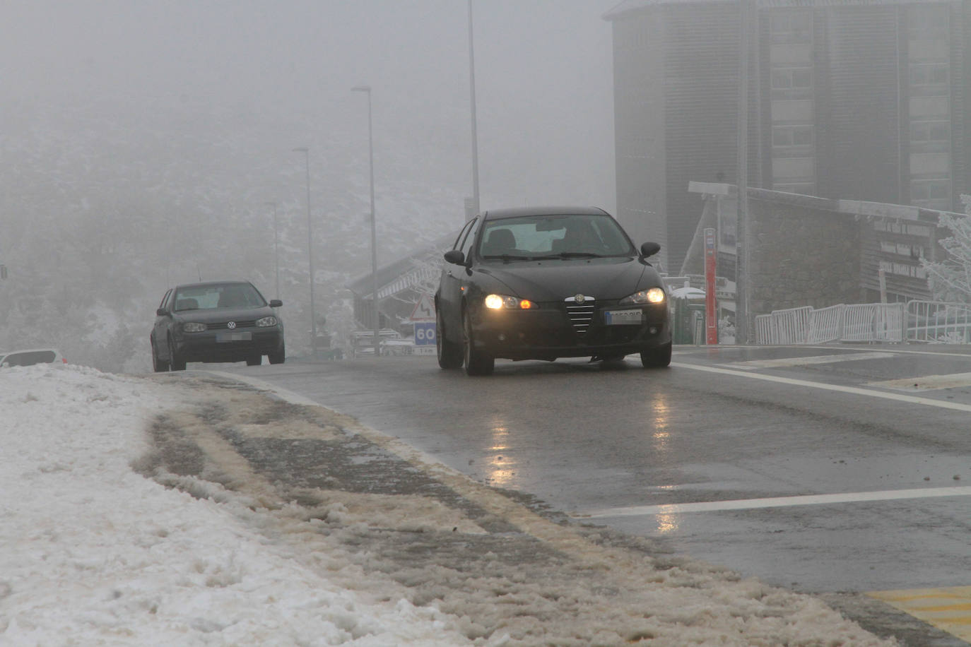 Niebla y nieve en el puerto de Navacerrada.