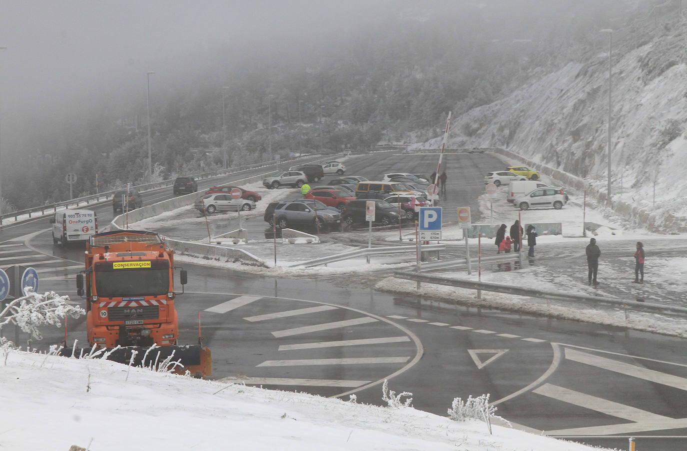 Niebla y nieve en el puerto de Navacerrada.