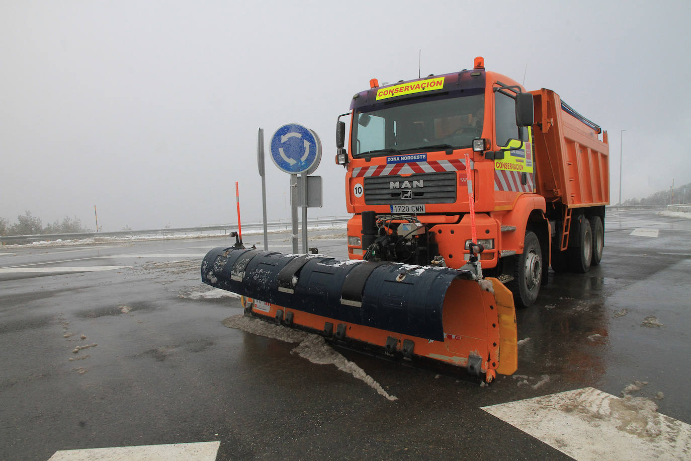 Niebla y nieve en el puerto de Navacerrada.