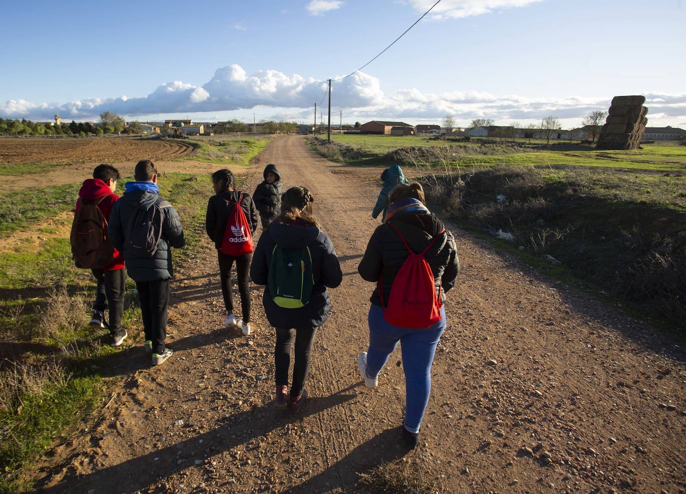 Alumnos del instituto La Merced (Valladolid) descubrieron el 8 de noviembre en Villanueva de los Caballeros oficios y costumbres rurales, dentro de la iniciativa ideada por Santiago de Castro