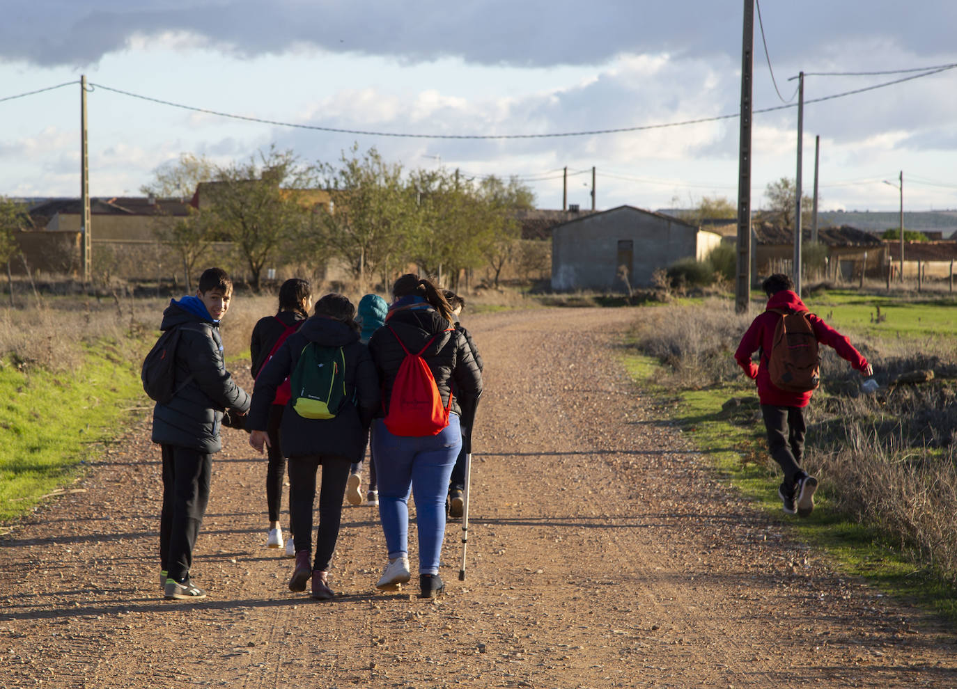 Alumnos del instituto La Merced (Valladolid) descubrieron el 8 de noviembre en Villanueva de los Caballeros oficios y costumbres rurales, dentro de la iniciativa ideada por Santiago de Castro