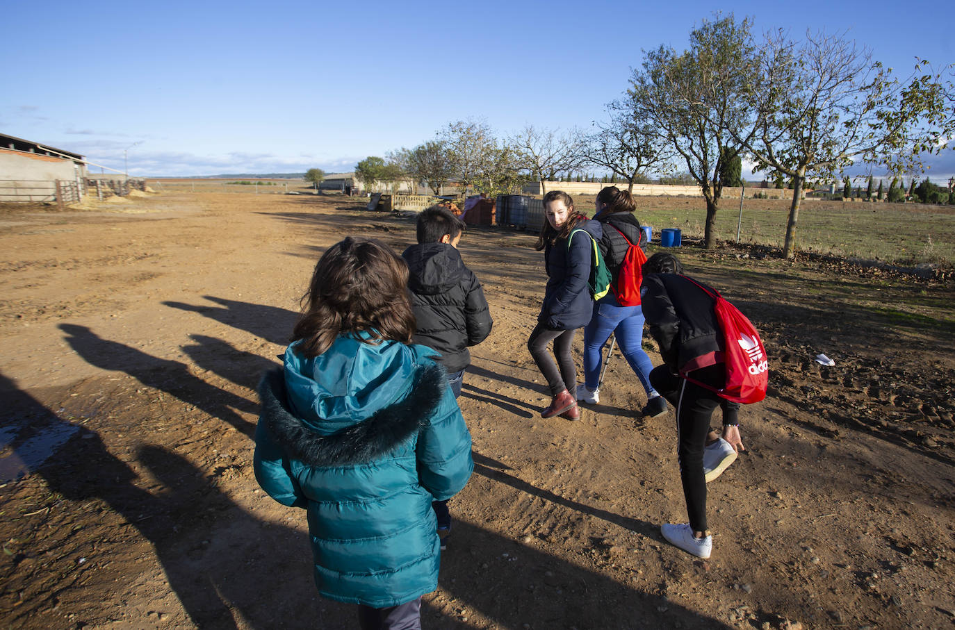 Alumnos del instituto La Merced (Valladolid) descubrieron el 8 de noviembre en Villanueva de los Caballeros oficios y costumbres rurales, dentro de la iniciativa ideada por Santiago de Castro