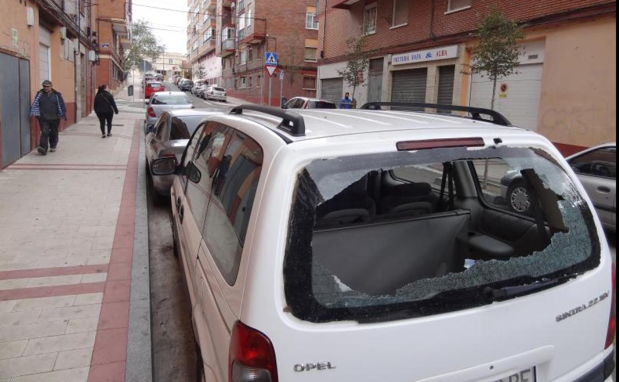 Luna reventada de un monovolumen por los ladrones en la calle Pingüino de Pajarillos. 