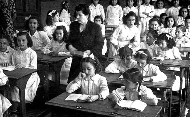 Maestra de una escuela pública de Madrid habla con sus alumnas en el primer día de clase del curso 1948-1949.