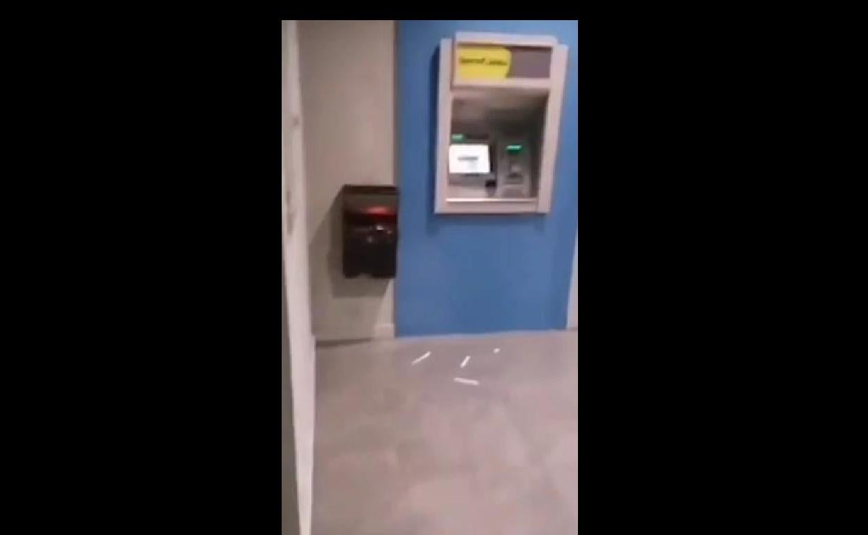 Queman una papelera en un cajero en el que dormía un sin techo en Aranda y suben el vídeo a las redes