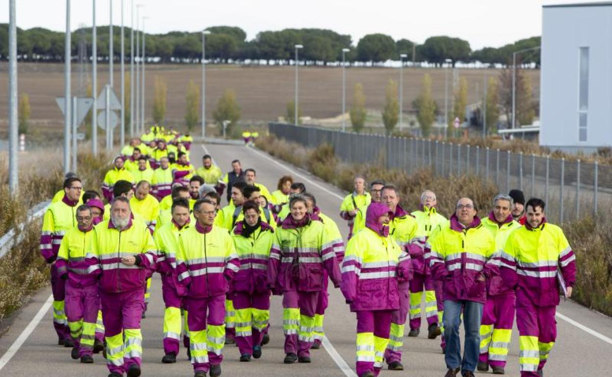 Marcha de trabajadores de la Base de Mantenimiento Integral (BMI) hasta el lugar de la concentración. ALBERTO MINGUEZA