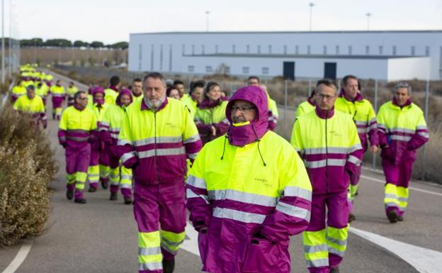 Los operarios de Renfe a la salida del taller. 