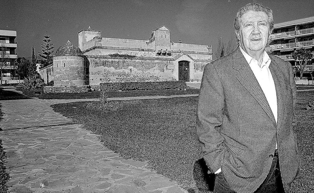 Manuel Alcántara, junto a la Fortaleza de Bezmiliana, en el municipio malagueño de Rincón de la Victoria.