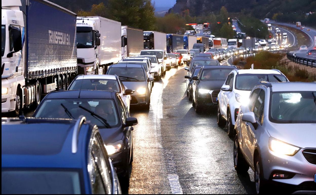 Cientos de vehículos se han visto atrapados en la AP-1. 