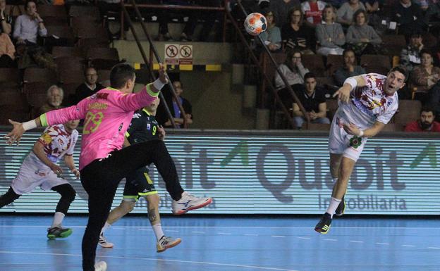 Yeray Lamarian hace una espirada durante el partido. 