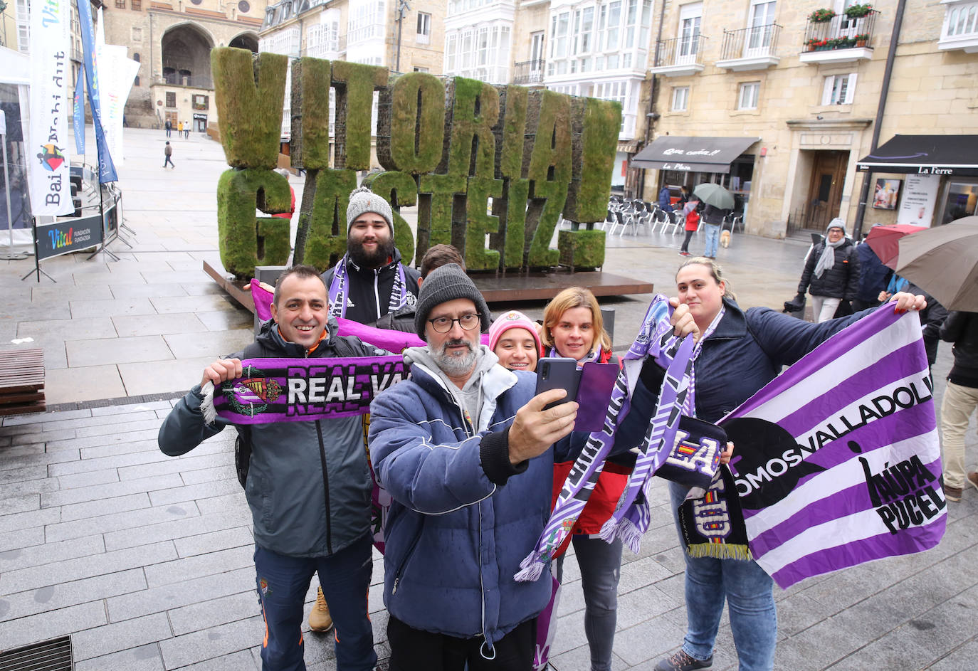 Aficionados vallisoletanos viajan a Vitoria para el partido Alavés - Real Valladolid.