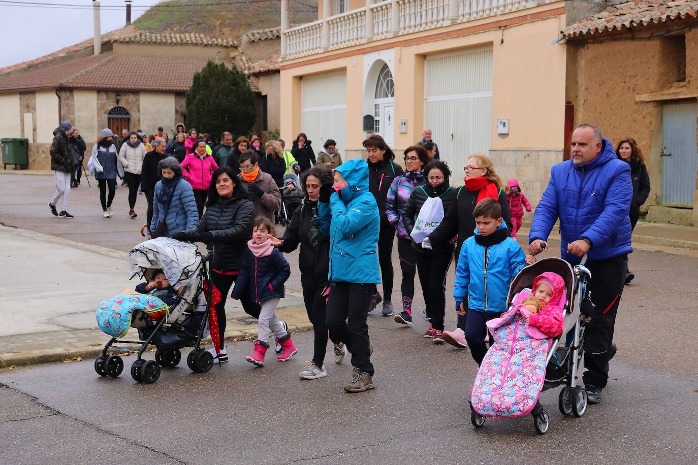 Asistentes a la Marcha contra el Cáncer. 