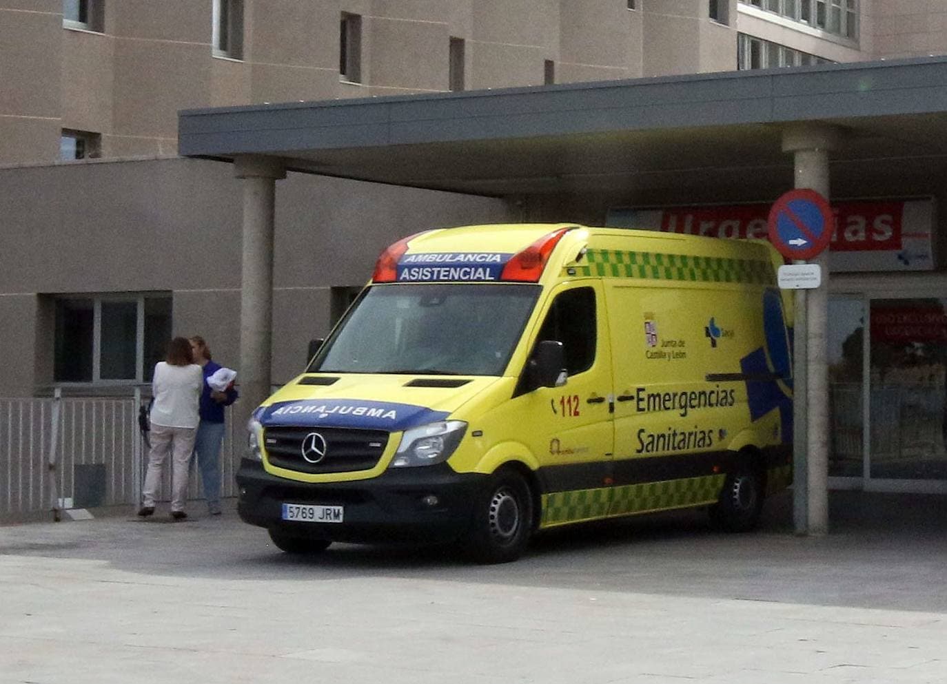 Ambulancia en la entrada del servicio de Urgencias del Hospital General. 