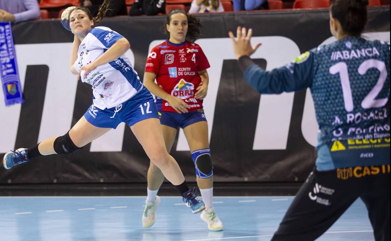 Ángela, en pleno contragolpe ante Fatima Ayelén. 