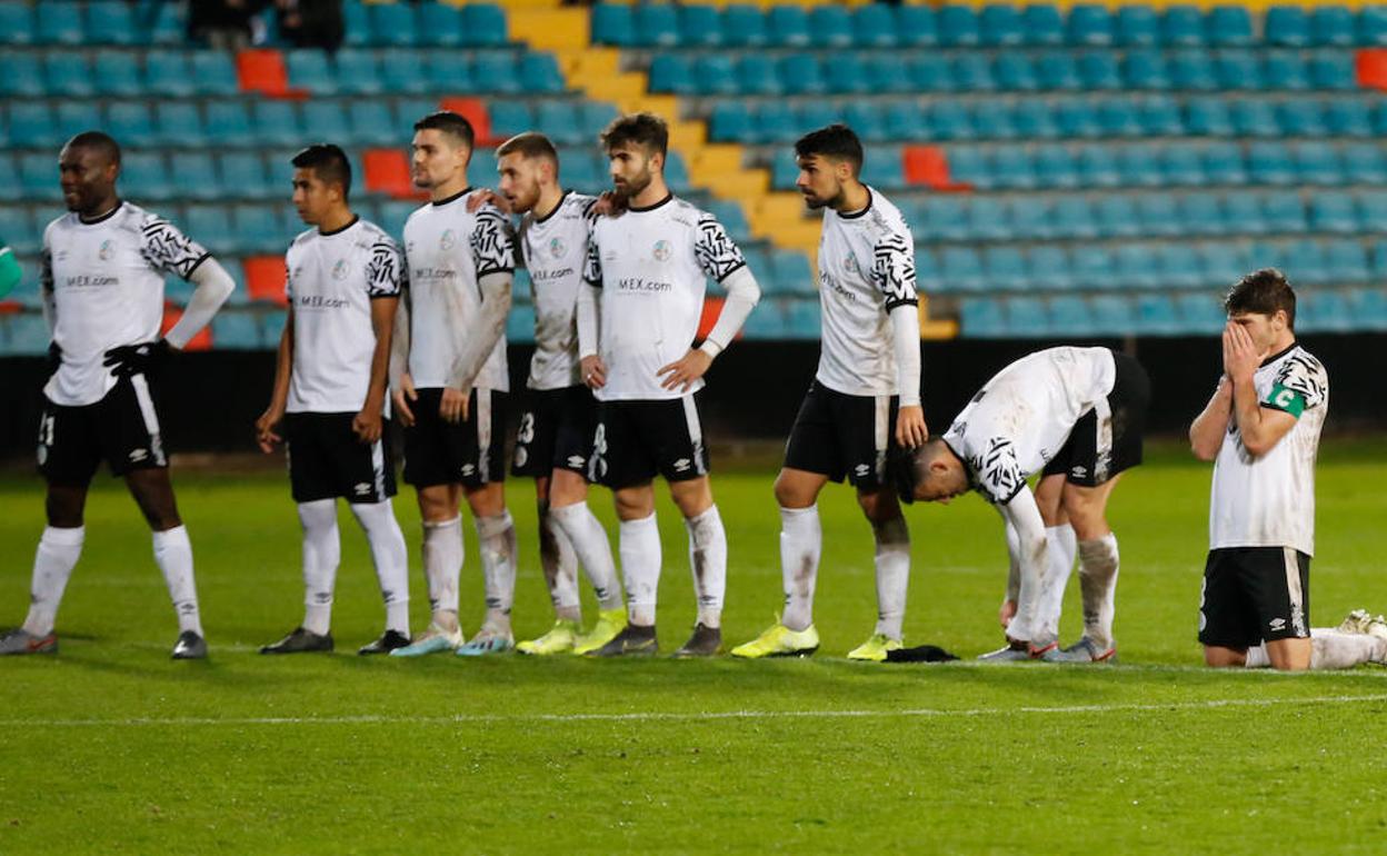 Los jugadores del Salamanca CF UDS siguen la tanda de penaltis. 