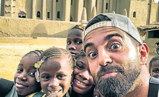 Mali. Con niños, en la mezquita de barro de Djenné. 