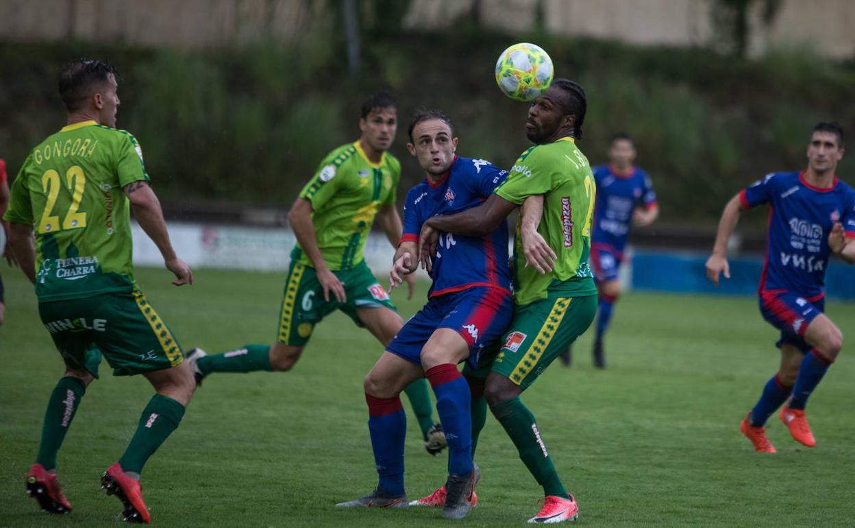 Varios jugadores de Unionitas rodean a un rival del Amorebieta la pasada jornada. 
