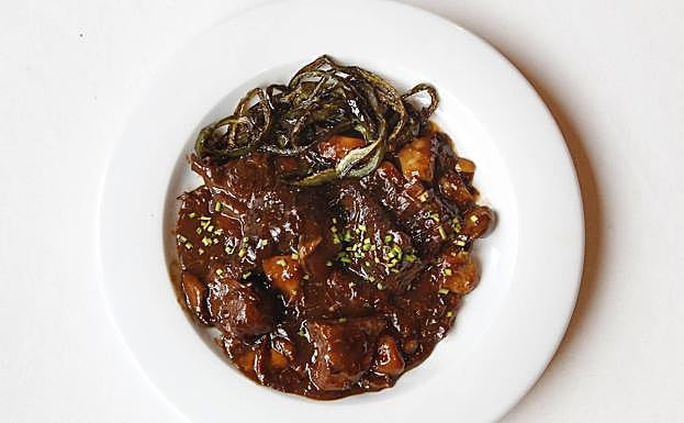 La especilidad del San Roque, el venado con salsa de vino tinto. 