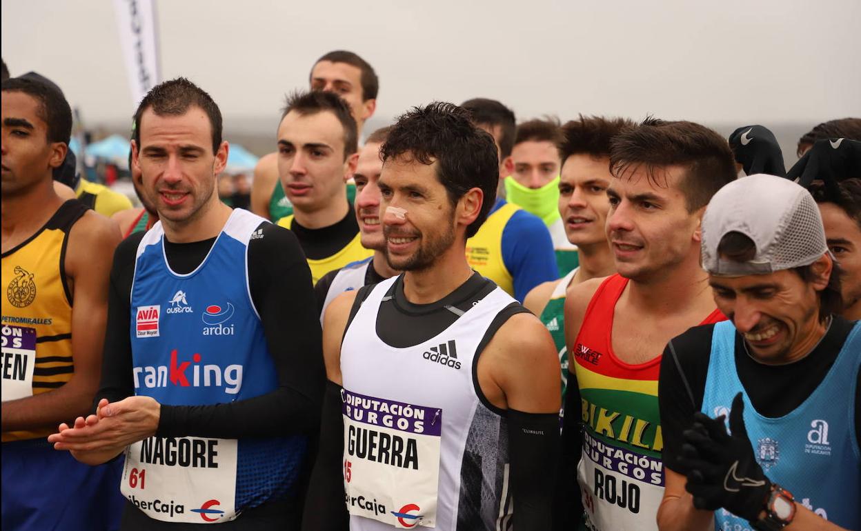 Javi Guerra, tercero por la izquiera, antes de la salida en el cross de Atapuerca. 