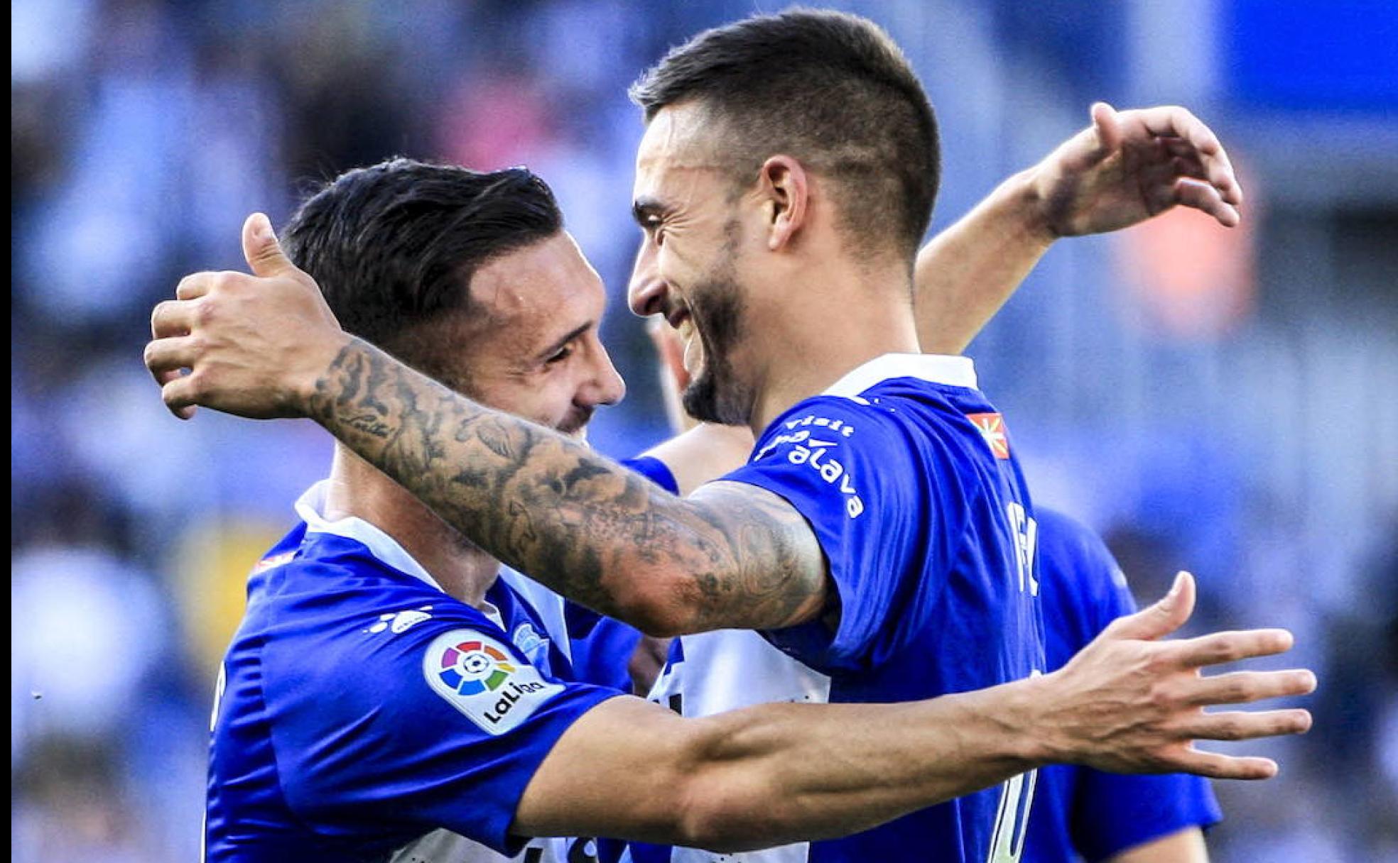 Lucas Pérez y Joselu se abrazan para celebrar un gol ante el Mallorca.