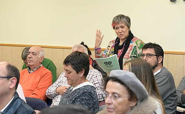 Una vecina, junto a Alberto Bustos, durante el debate del VII Foro del Movimiento Vecinal. 