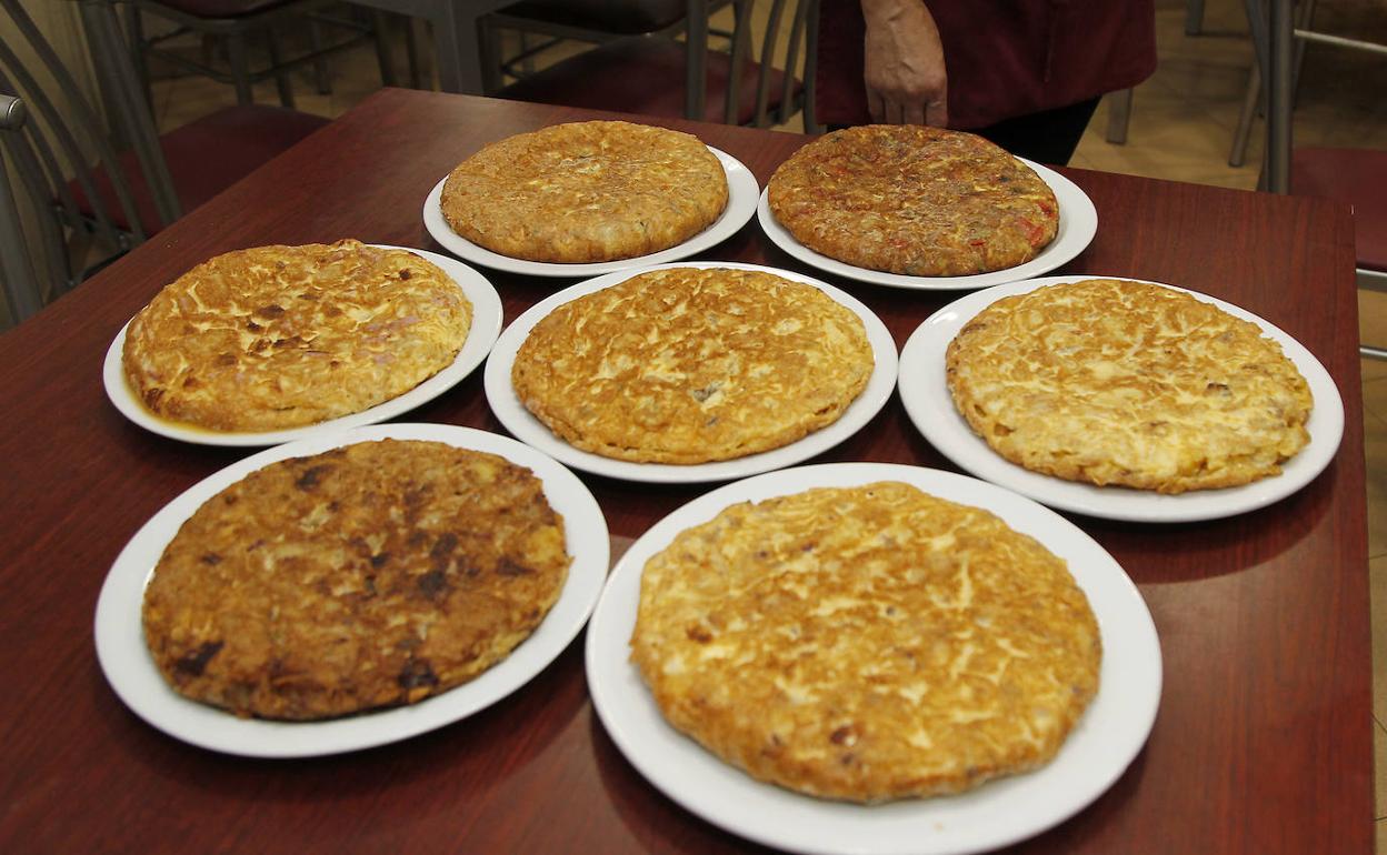 Distintas tortillas de patatas elaboradas en el restaurante Carlos de Palencia. 