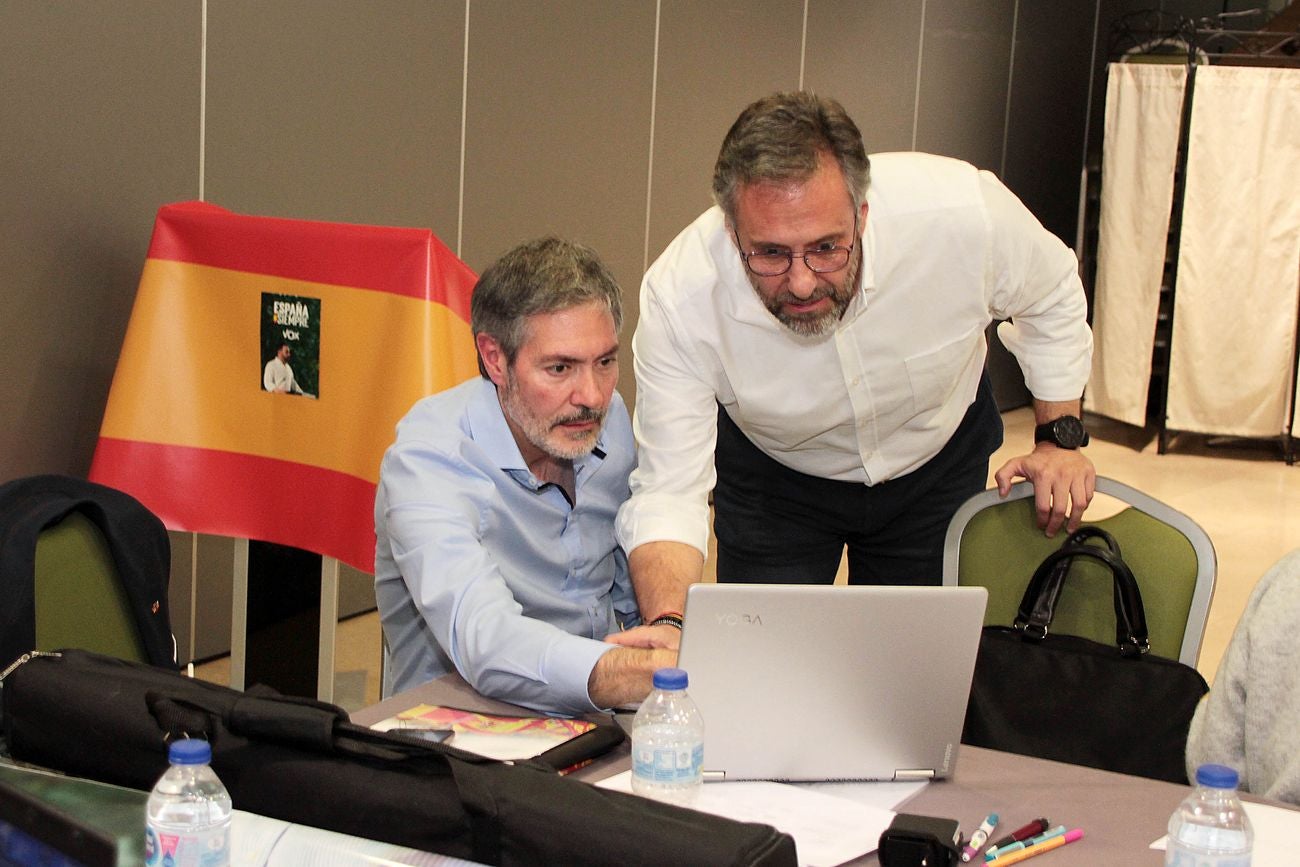 Calvo Liste y Carlos Pollán, este domingo, consultando los resultados en el hotel París.