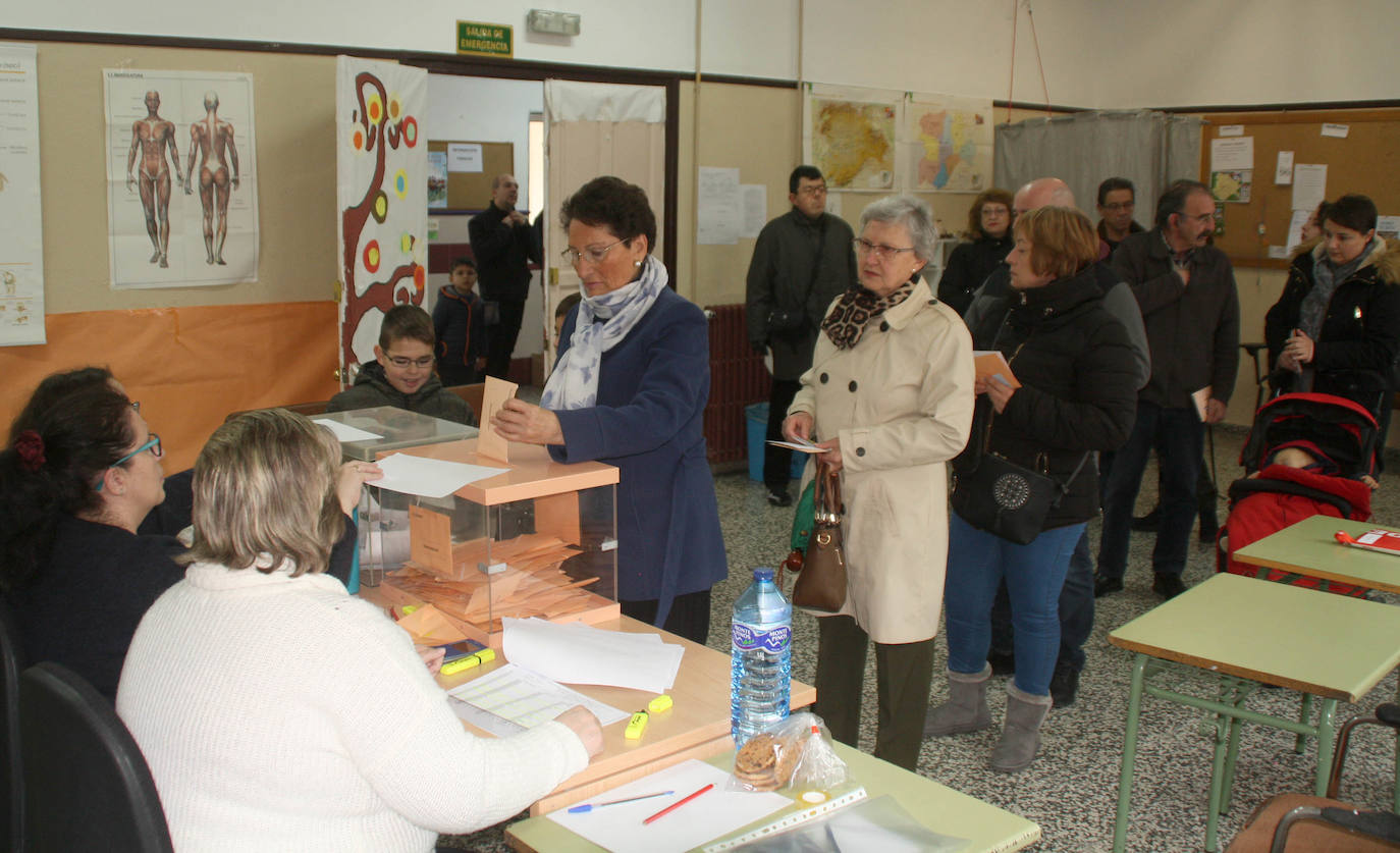 Cola para votar en Nava de la Asunción. 