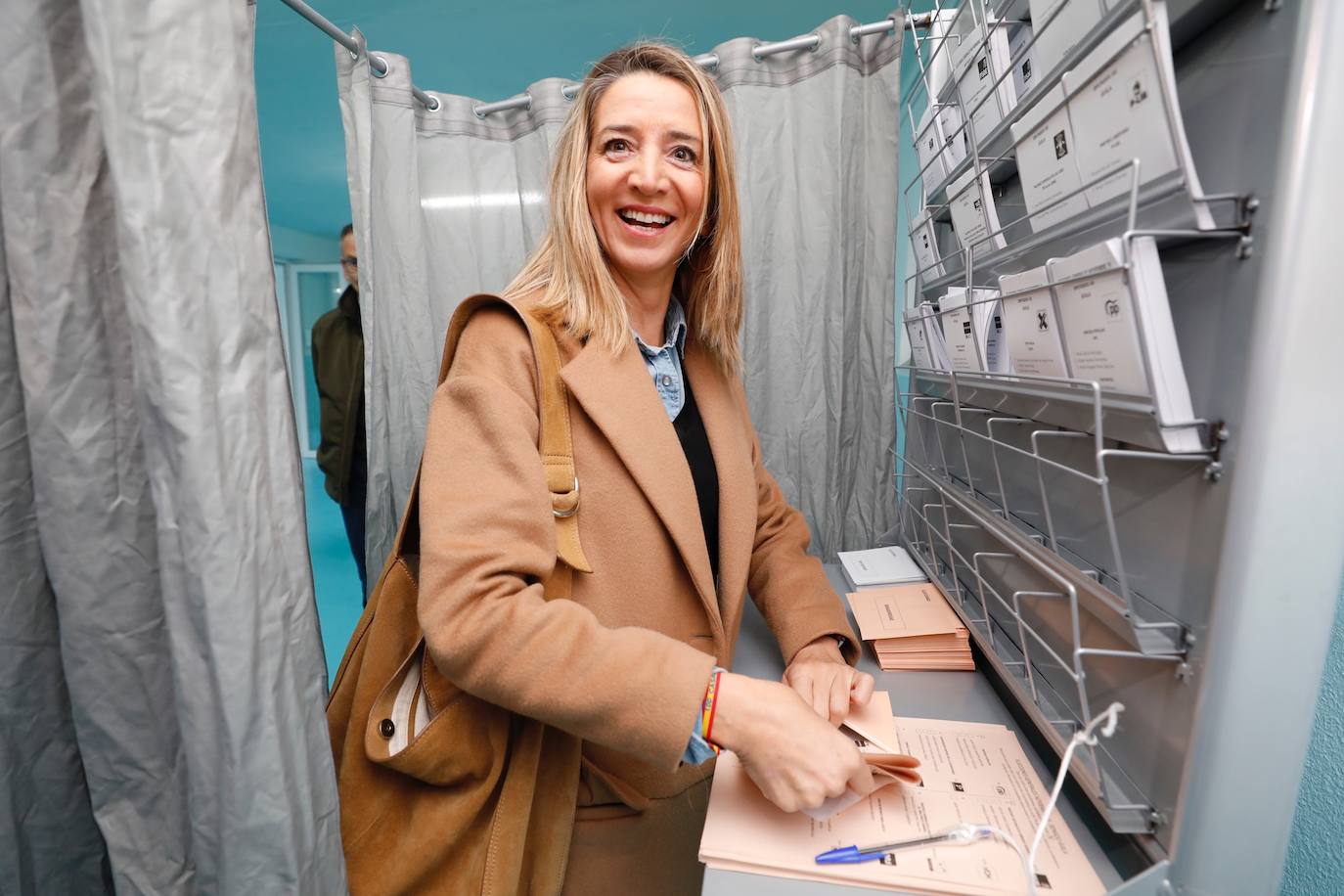 La candidata al Congreso por el PP de Ávila, Alicia García, ejerció su derecho de voto en Ávila.