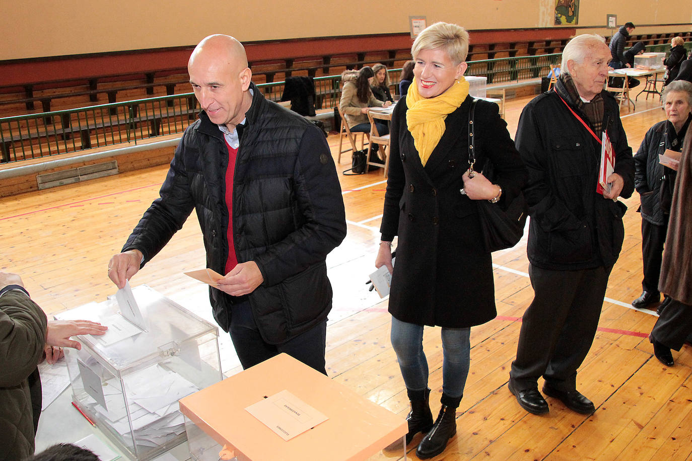 El alcalde de León, José Antonio Díez, vota en León. 