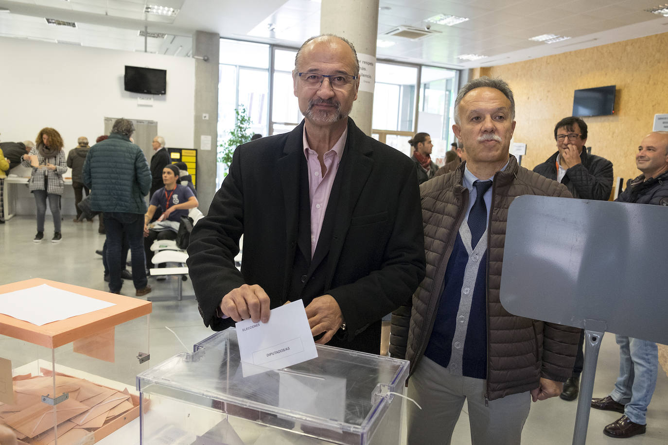 El miembro del Comité Ejecutivo Nacional de Cs, Luis Fuentes, vota en Salamanca.