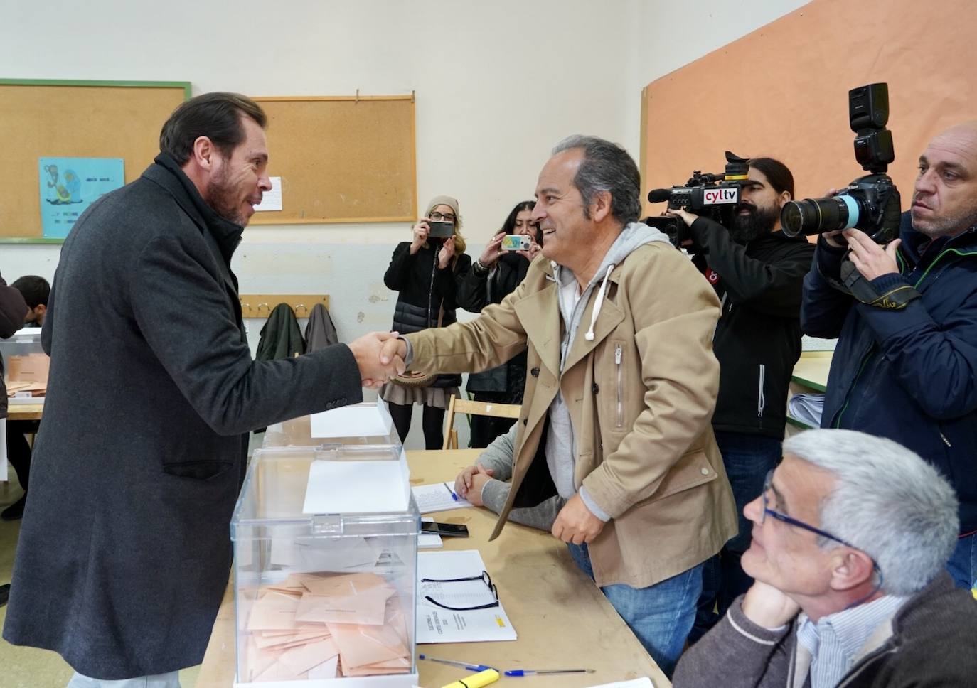 Óscar Puente en las votaciones.