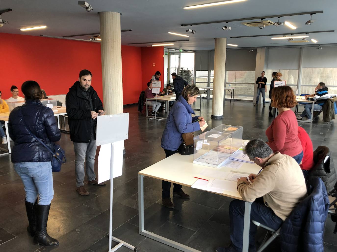 Votaciones en la Casa de Cultura de La Flecha, en Arroyo de la Encomienda.