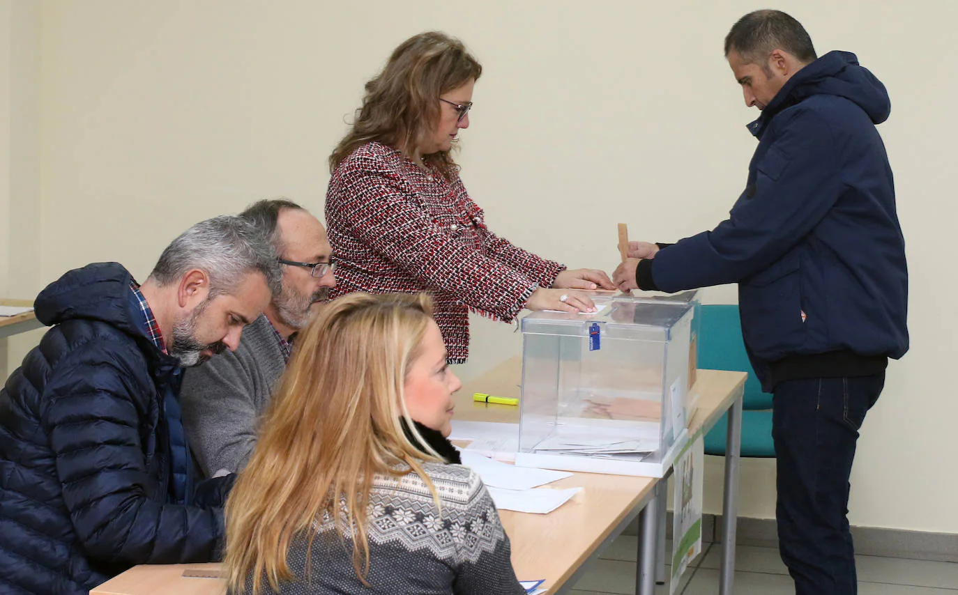 Escasa afluencia en los colegios electorales de los barrios de Segovia 