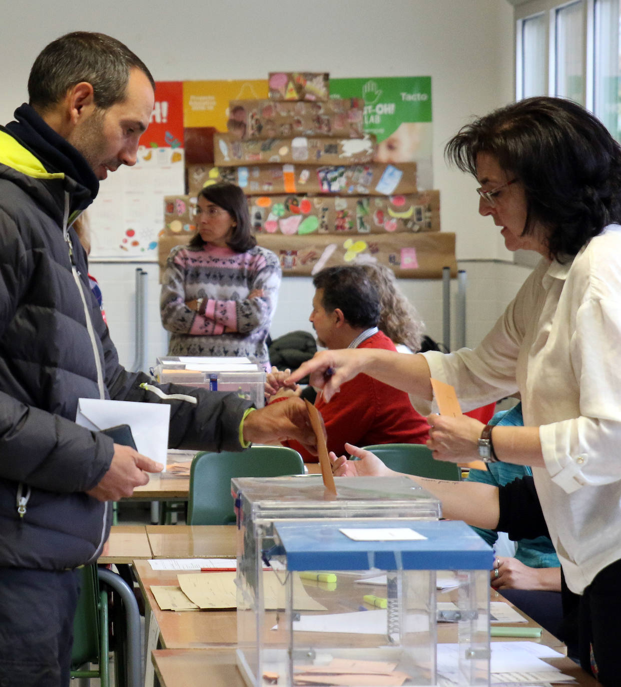 Escasa afluencia en los colegios electorales de los barrios de Segovia 