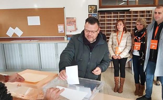 José Antonio Bartolomé, candidato de Ciudadanos al Congreso, vota en el colegio Río Duero de Zamora. 