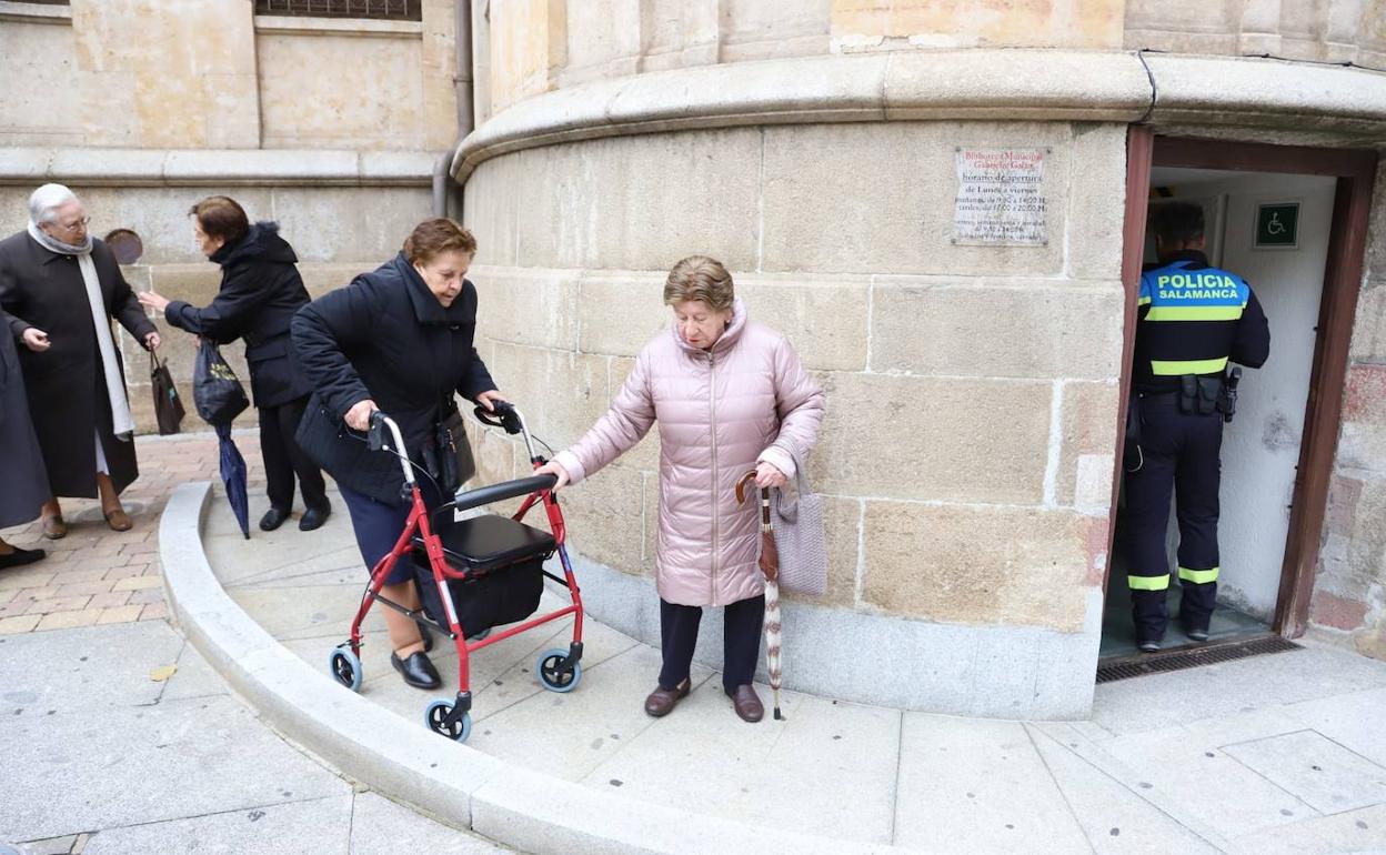 Vecinas de Salamanca se dirigen al colegio electoral de la plaza de Gabriel y Galán.