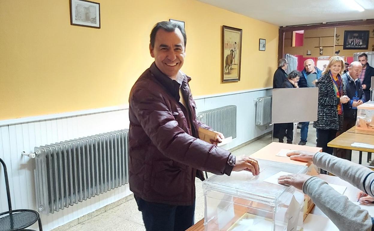 Fernando Martínez-Maíllo, número uno del PP al Senado, ha votado en el colegio electoral de San Frontis de Zamora. 