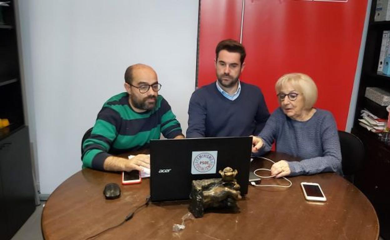 Antidio Fagúndez sigue el escrutinio en la sede del PSOE de Zamora junto a Eduardo Folgado e Inmaculada García Rioja. 