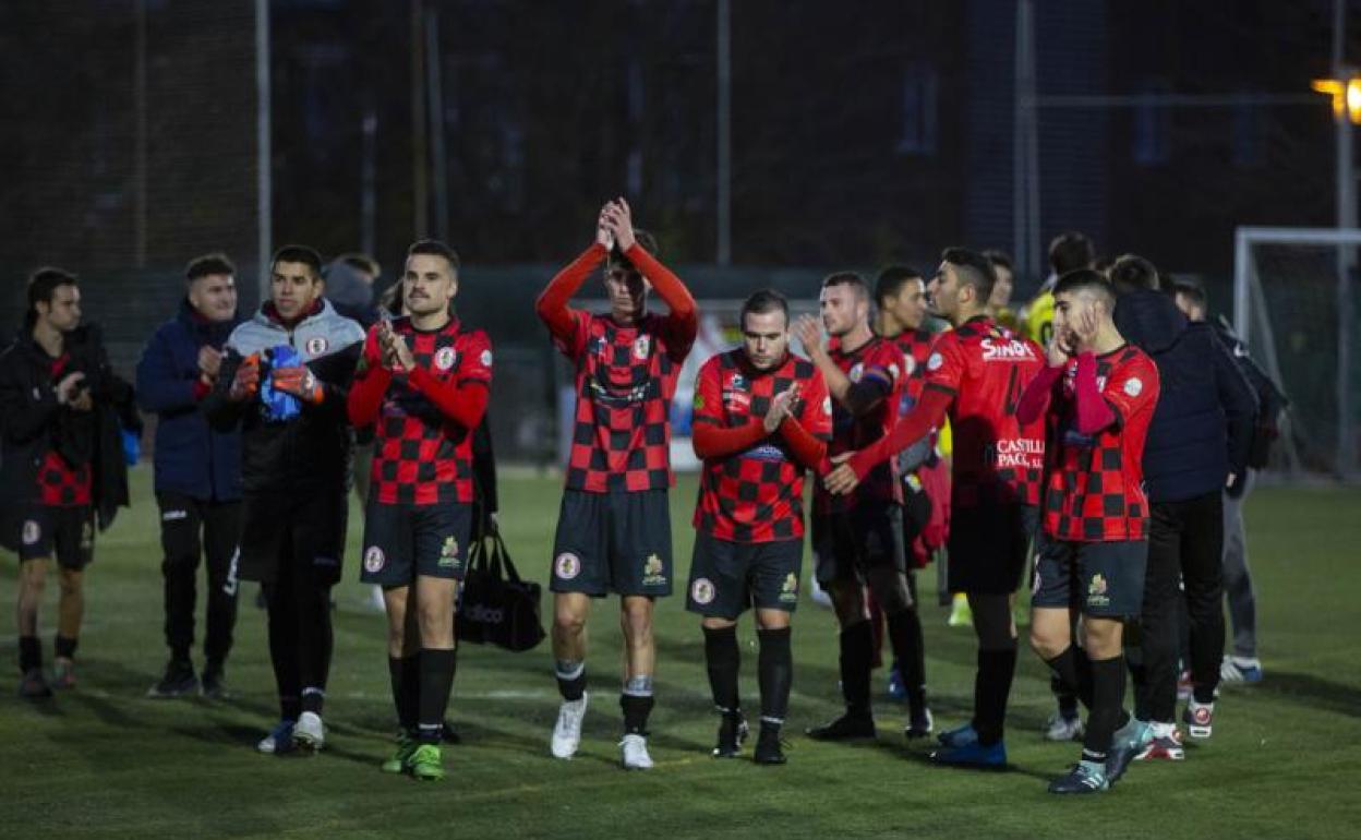 Los jugadores de La Cistérniga aplauden a los aficioandos tras el triunfo ante el líder. 