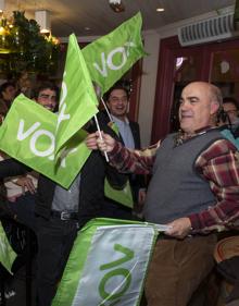 Imagen secundaria 2 - Arriba, Beatriz Escudero, en el PP. Abajo, a la izquierda, representantes del PSOE siguen los resultados. A la derecha, miemros de Voz celebran los buenos datos en Segovia. 