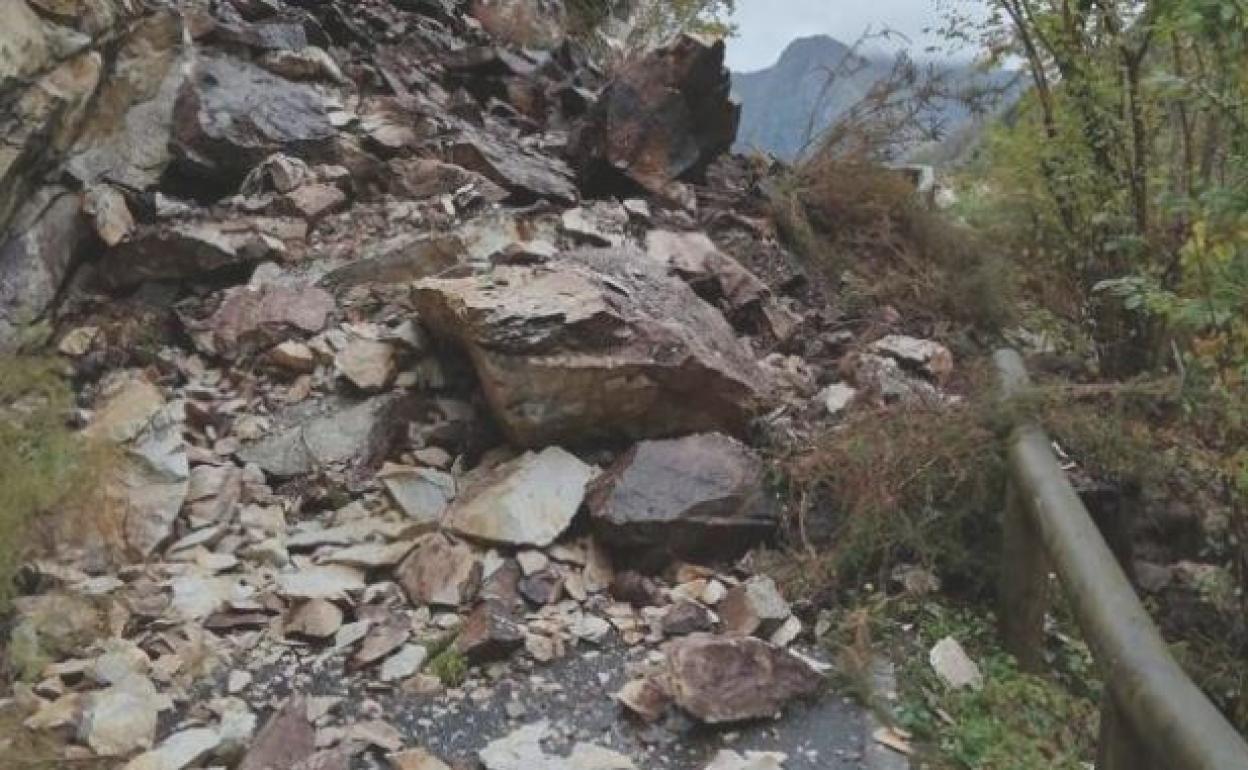 Estado en el que quedó la carretera tras el desprendimiento de tiierra y rocas. 