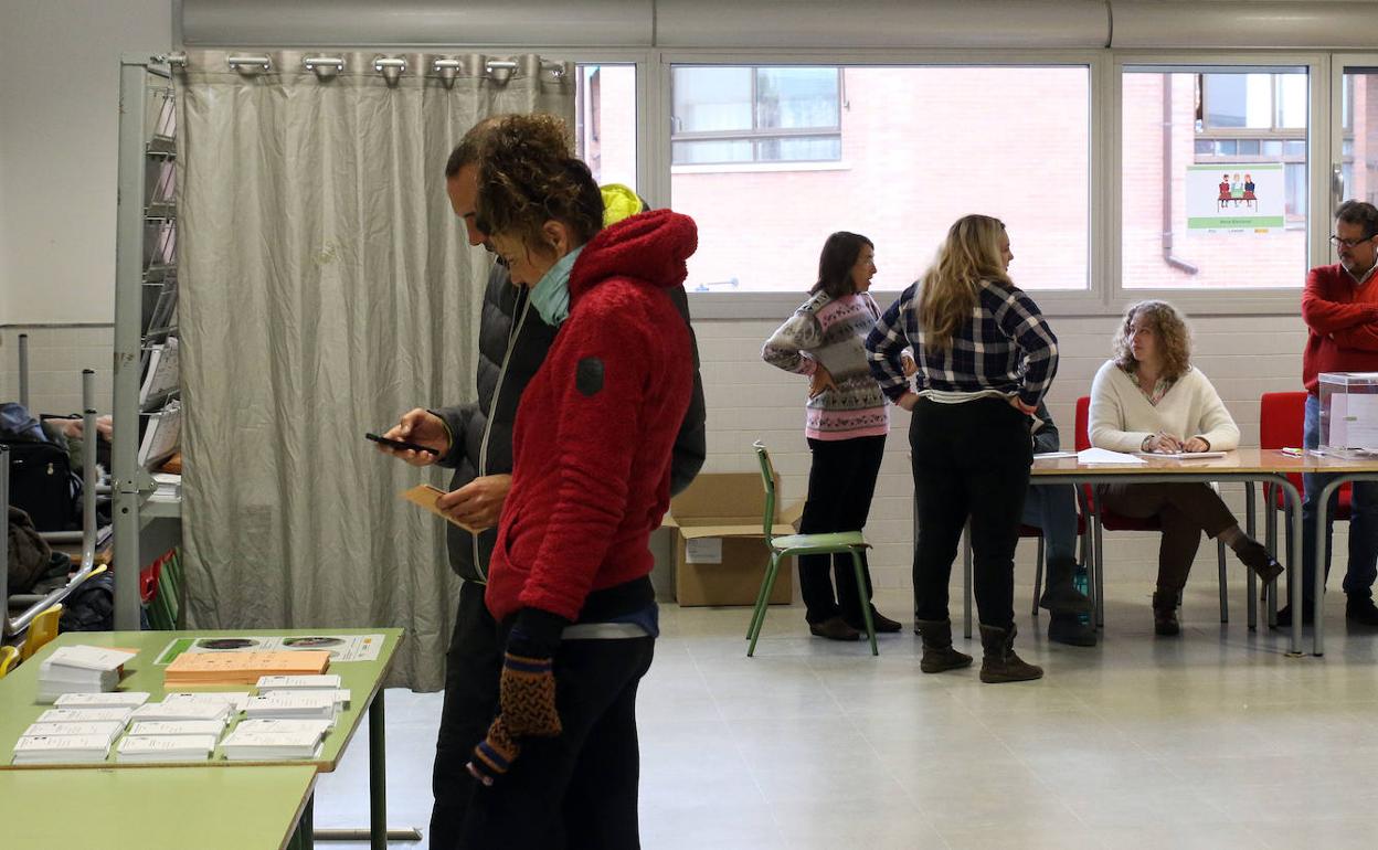 Primeros votantes en el colegio Peñascal de la capital segoviana. 