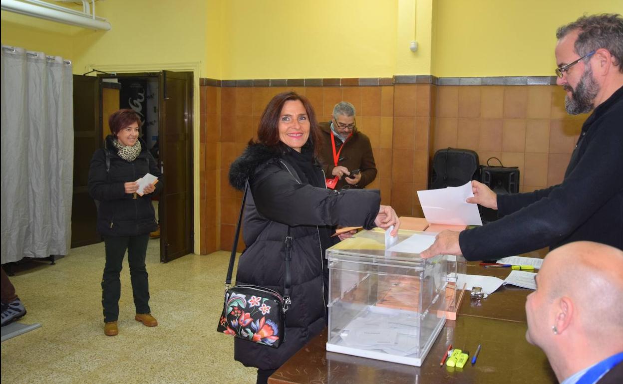 Mariluz Martínez Seijo ejerce su derecho al voto en Guardo.