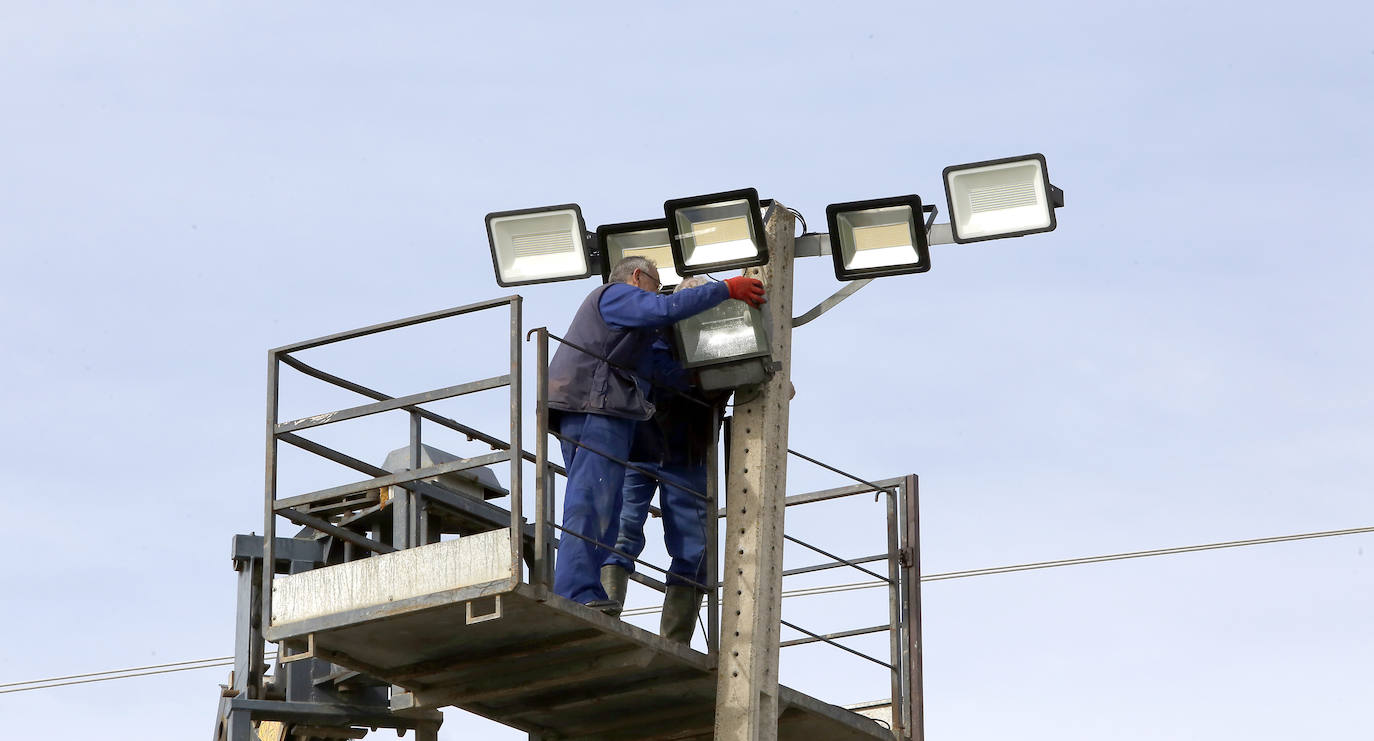 Preparativos del campo de fútbol Mariano Haro.